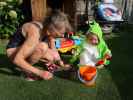 Mama und Nils im Garten meiner Eltern (5. Aug.)