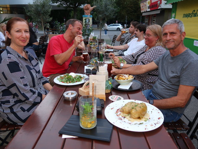 Agata, J&ouml;rg, Doris und Friedrich im Markt.Gr&auml;tzL