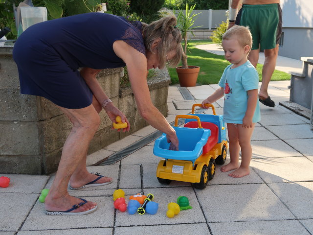 Mama, Nils und Papa im Garten meiner Eltern