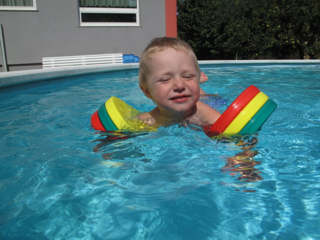 Nils im Schwimmbecken meiner Eltern