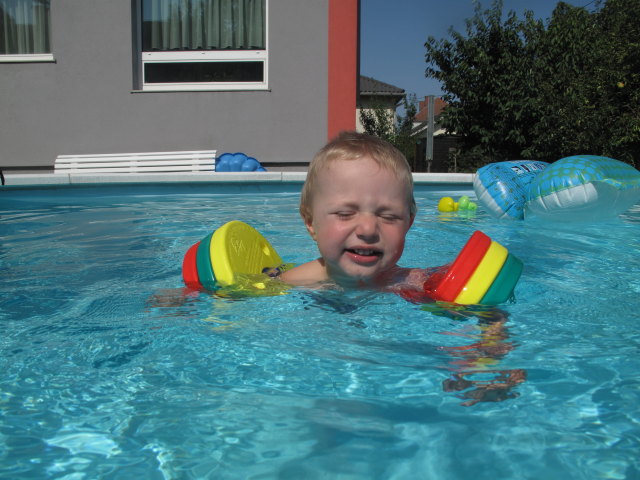 Nils im Schwimmbecken meiner Eltern