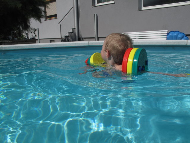 Nils im Schwimmbecken meiner Eltern