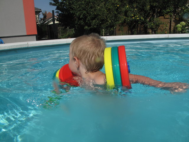 Nils im Schwimmbecken meiner Eltern