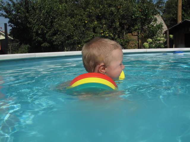 Nils im Schwimmbecken meiner Eltern