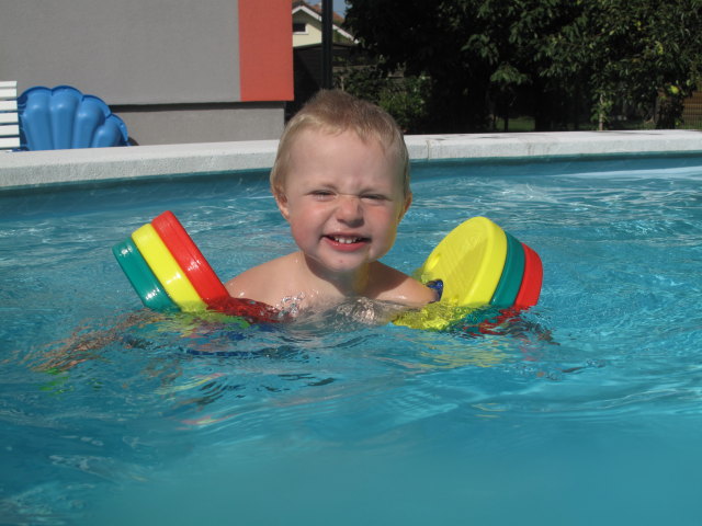 Nils im Schwimmbecken meiner Eltern