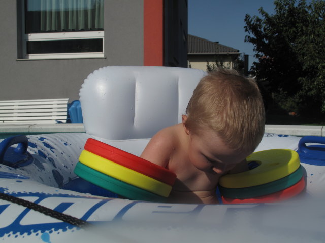 Nils im Schwimmbecken meiner Eltern