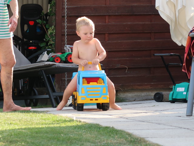 Mama und Nils im Garten meiner Eltern