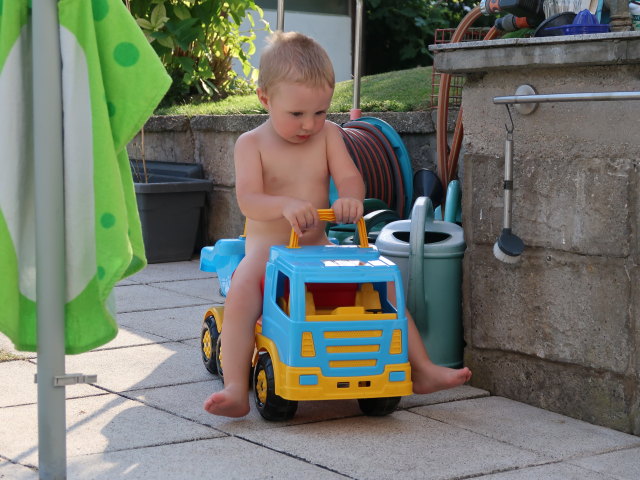 Nils im Garten meiner Eltern