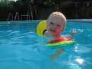 Nils im Schwimmbecken meiner Eltern