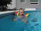 Nils im Schwimmbecken meiner Eltern