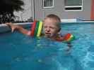 Nils im Schwimmbecken meiner Eltern