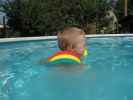 Nils im Schwimmbecken meiner Eltern