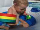 Nils im Schwimmbecken meiner Eltern