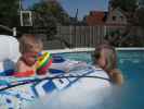 Nils und Mama im Schwimmbecken meiner Eltern