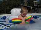 Nils im Schwimmbecken meiner Eltern