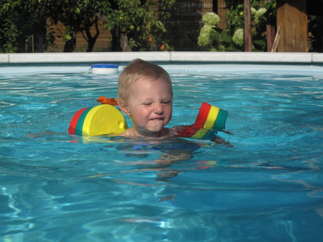 Nils im Schwimmbecken meiner Eltern