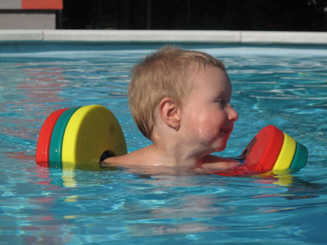 Nils im Schwimmbecken meiner Eltern
