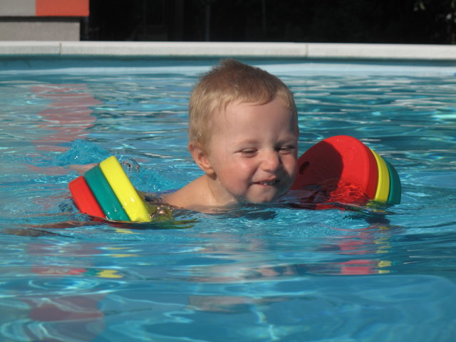 Nils im Schwimmbecken meiner Eltern