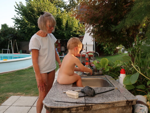 Mama und Nils im Garten meiner Eltern