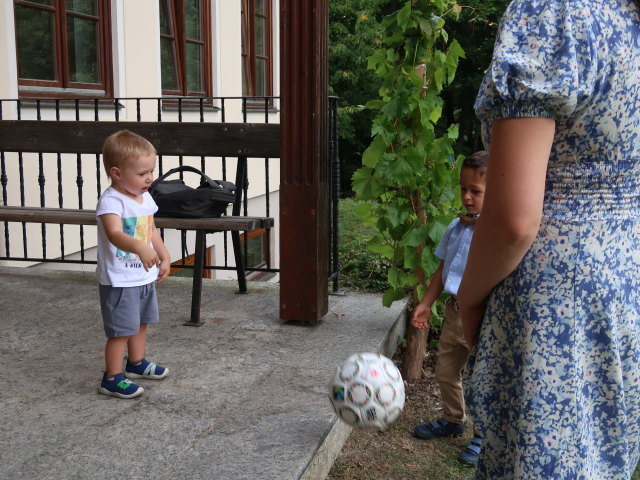 Nils, ? und Sabine bei der Pfarrkirche Payerbach, 483 m