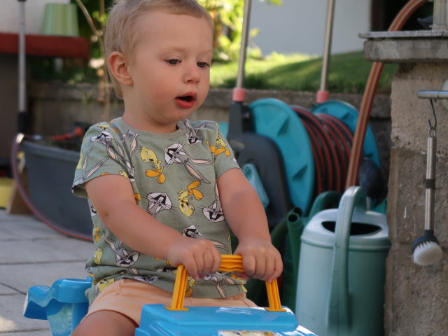 Nils im Garten meiner Eltern