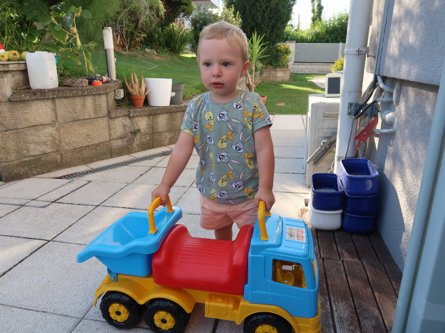 Nils im Garten meiner Eltern