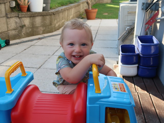 Nils im Garten meiner Eltern