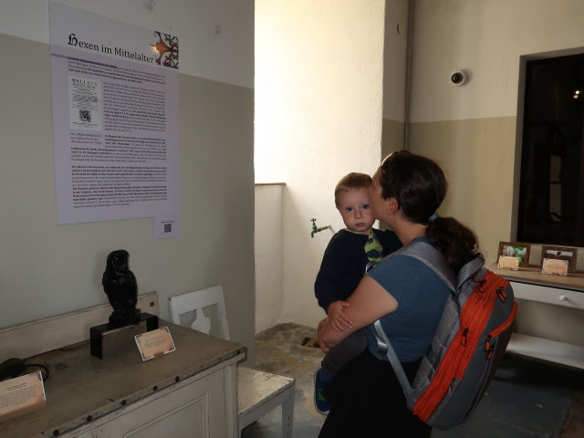 Nils und Sabine in der Sonderausstellung 'Magie & Aberglauben im Mittelalter' im Museum
