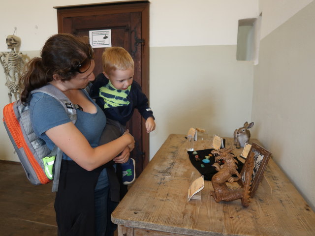 Sabine und Nils in der Sonderausstellung 'Magie & Aberglauben im Mittelalter' im Museum