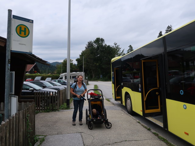Sabine und Nils in der Haltestelle Ebbs Kaisertal (23. Aug.)