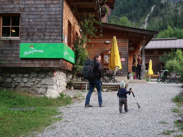 Sabine und Nils beim Hans-Berger-Haus, 936 m (23. Aug.)