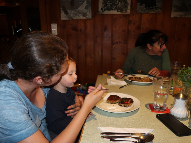 Sabine, Nils und Ulrike im Hans-Berger-Haus, 936 m (23. Aug.)