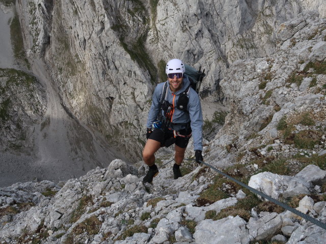 Kaisersch&uuml;tzen-Klettersteig: Christoph zwischen Steigbuch und Abzweigung Gamshalt (24. Aug.)