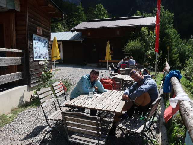 Ulrike und Christoph beim Hans-Berger-Haus, 936 m (24. Aug.)