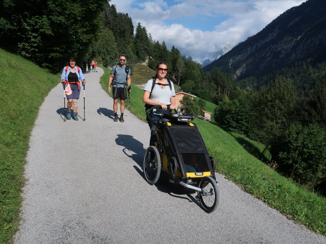 Ulrike, Christoph, Sabine und Nils im Kaisertal zwischen Gasthof Veitenhof und Kaiserstiege (24. Aug.)