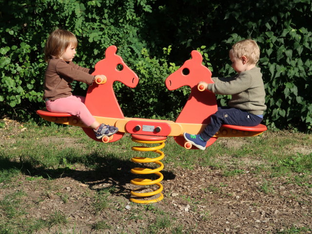 Ella und Nils am Spielplatz H&ouml;flein