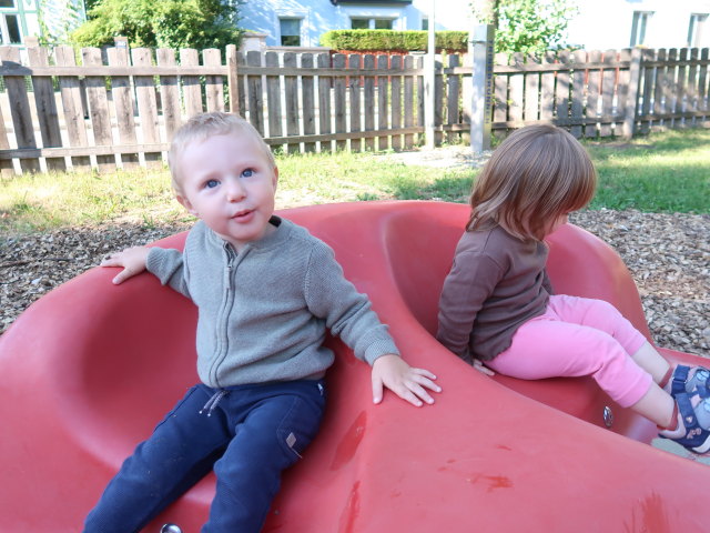 Nils und Ella am Spielplatz H&ouml;flein