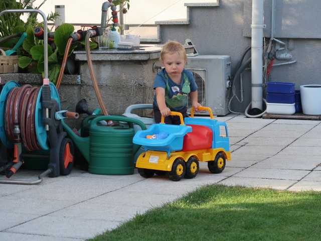 Nils im Garten meiner Eltern