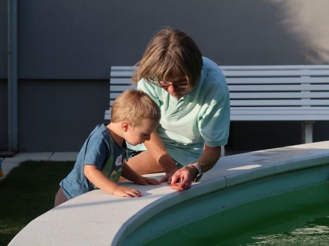 Nils und Mama im Garten meiner Eltern