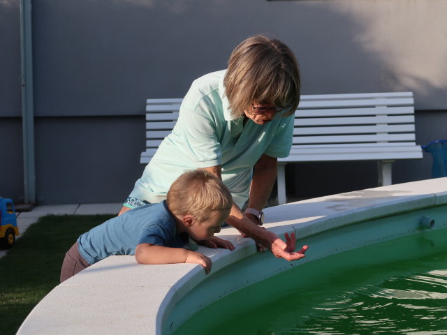 Nils und Mama im Garten meiner Eltern