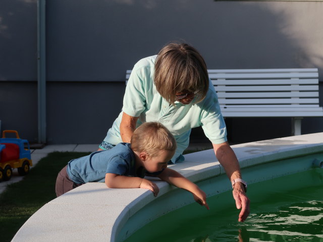 Nils und Mama im Garten meiner Eltern