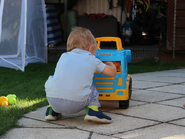Nils im Garten meiner Eltern (1. Sep.)