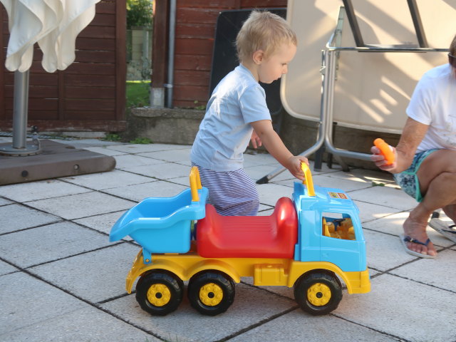 Nils und Mama im Garten meiner Eltern (1. Sep.)