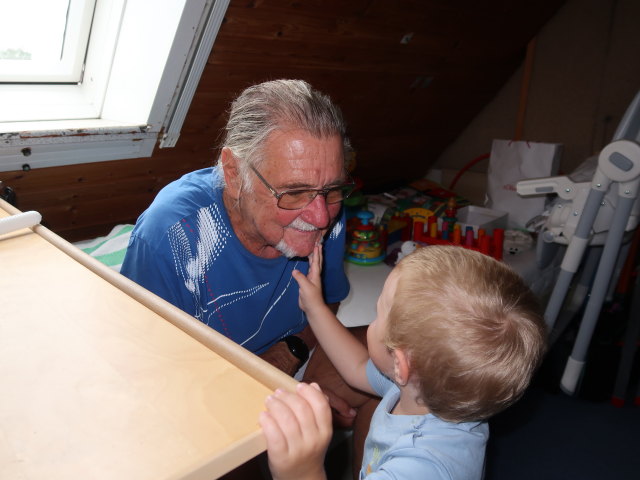 Papa und Nils im Haus meiner Eltern (2. Sep.)