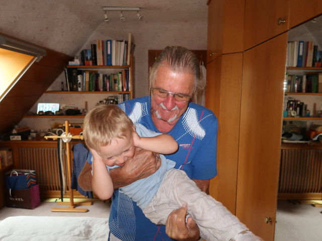 Nils und Papa im Haus meiner Eltern (2. Sep.)