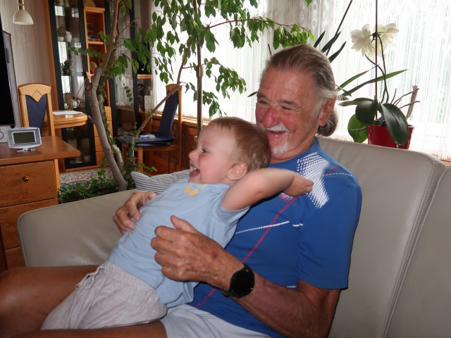 Nils und Papa im Haus meiner Eltern (2. Sep.)