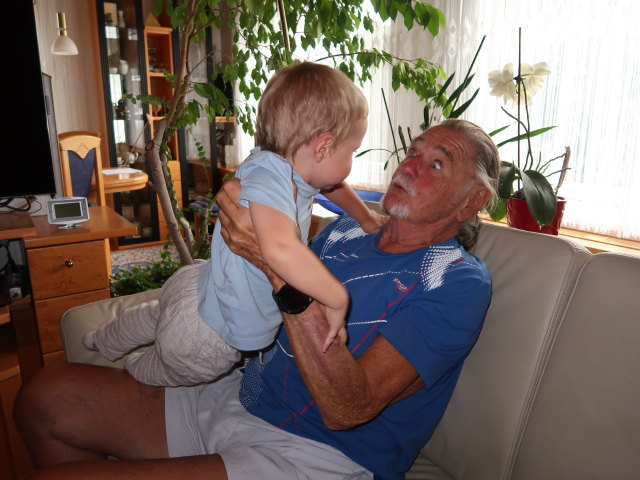 Nils und Papa im Haus meiner Eltern (2. Sep.)
