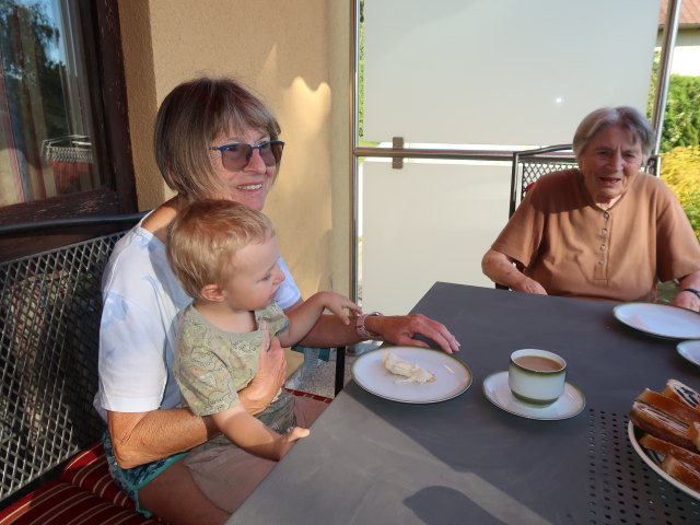 Mama, Nils und Oma auf der Terrasse meiner Oma