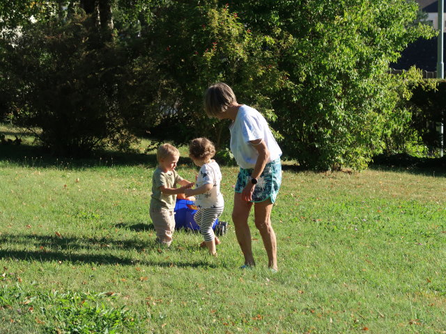 Nils, Olivia und Mama im Garten meiner Oma