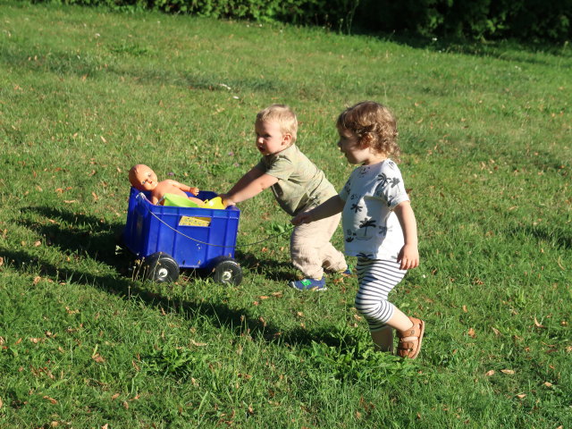 Nils und Olivia im Garten meiner Oma